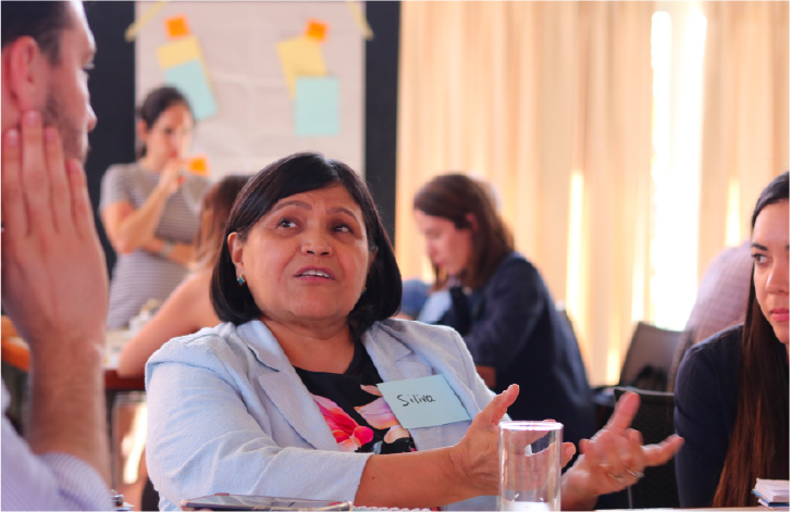 señora emprendedora hablando